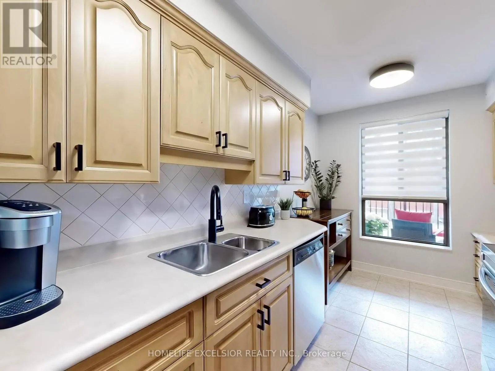203 - 15390 YONGE STREET