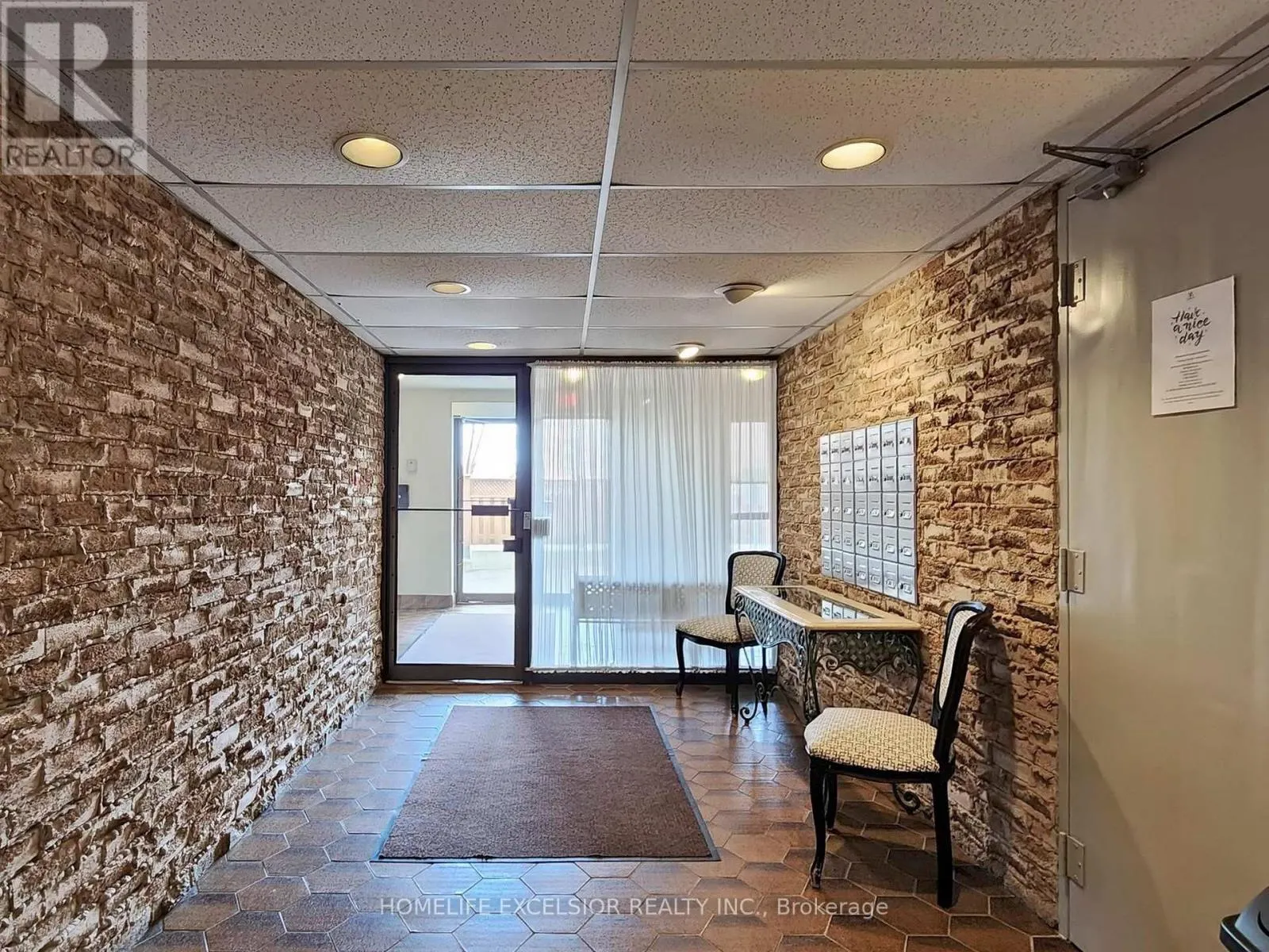 203 - 15390 YONGE STREET