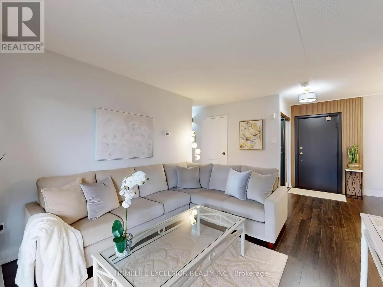 203 - 15390 YONGE STREET
