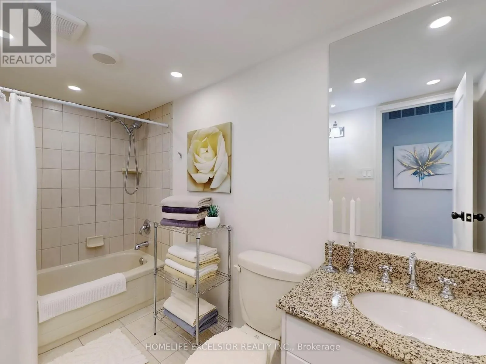 203 - 15390 YONGE STREET