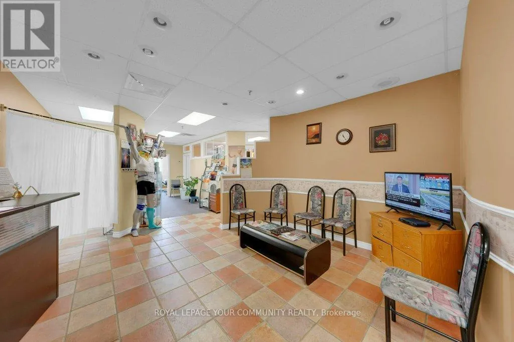 204 - 9631 YONGE STREET