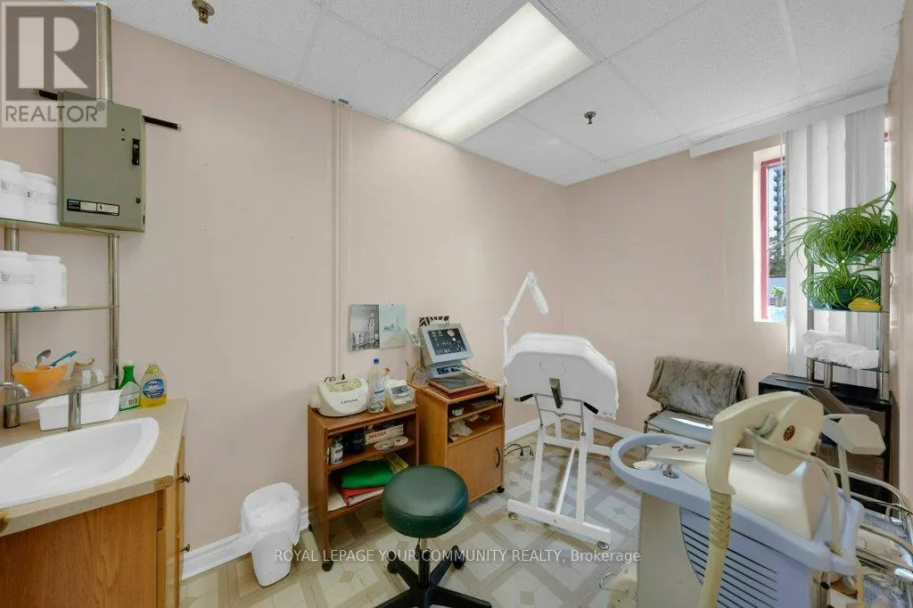 204 - 9631 YONGE STREET