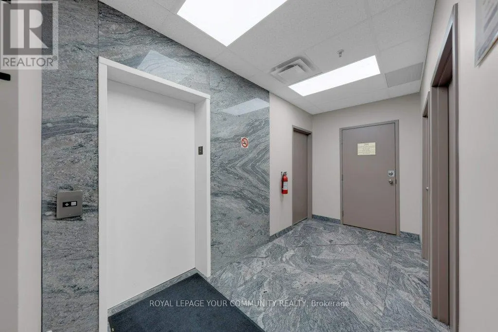 204 - 9631 YONGE STREET