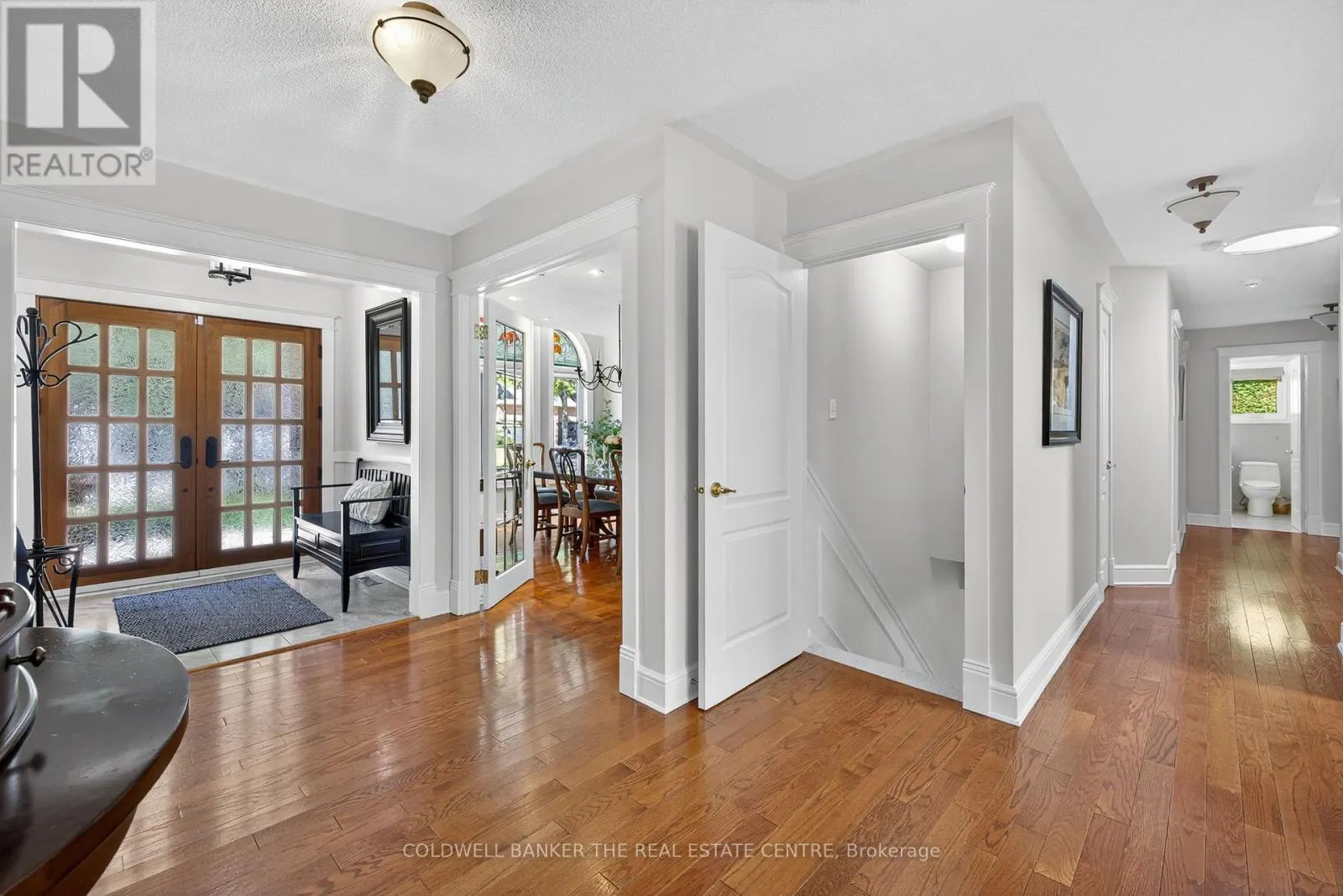 6 FALLING LEAF COURT