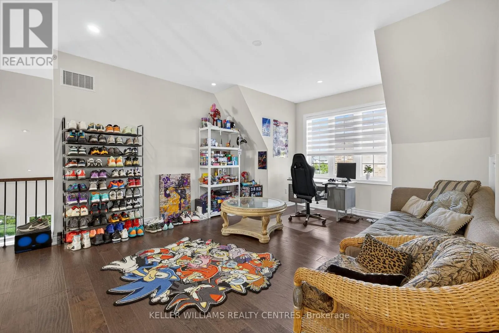 10 LARKIN AVENUE