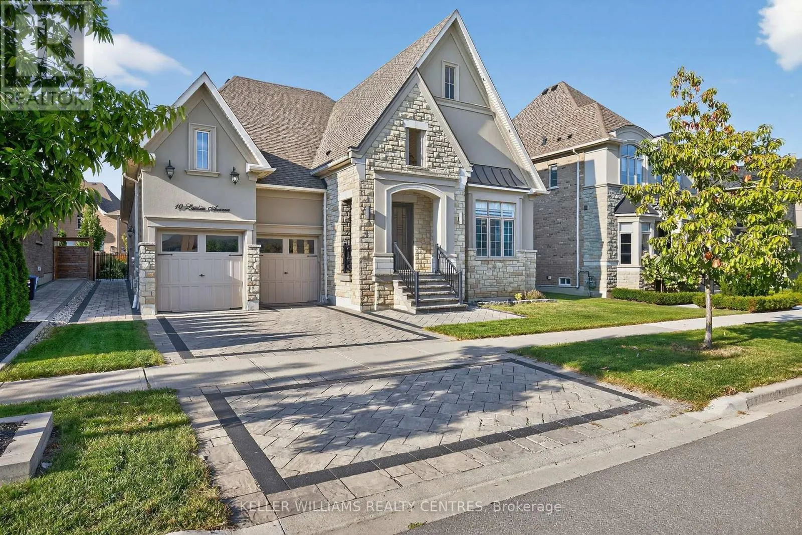 10 LARKIN AVENUE