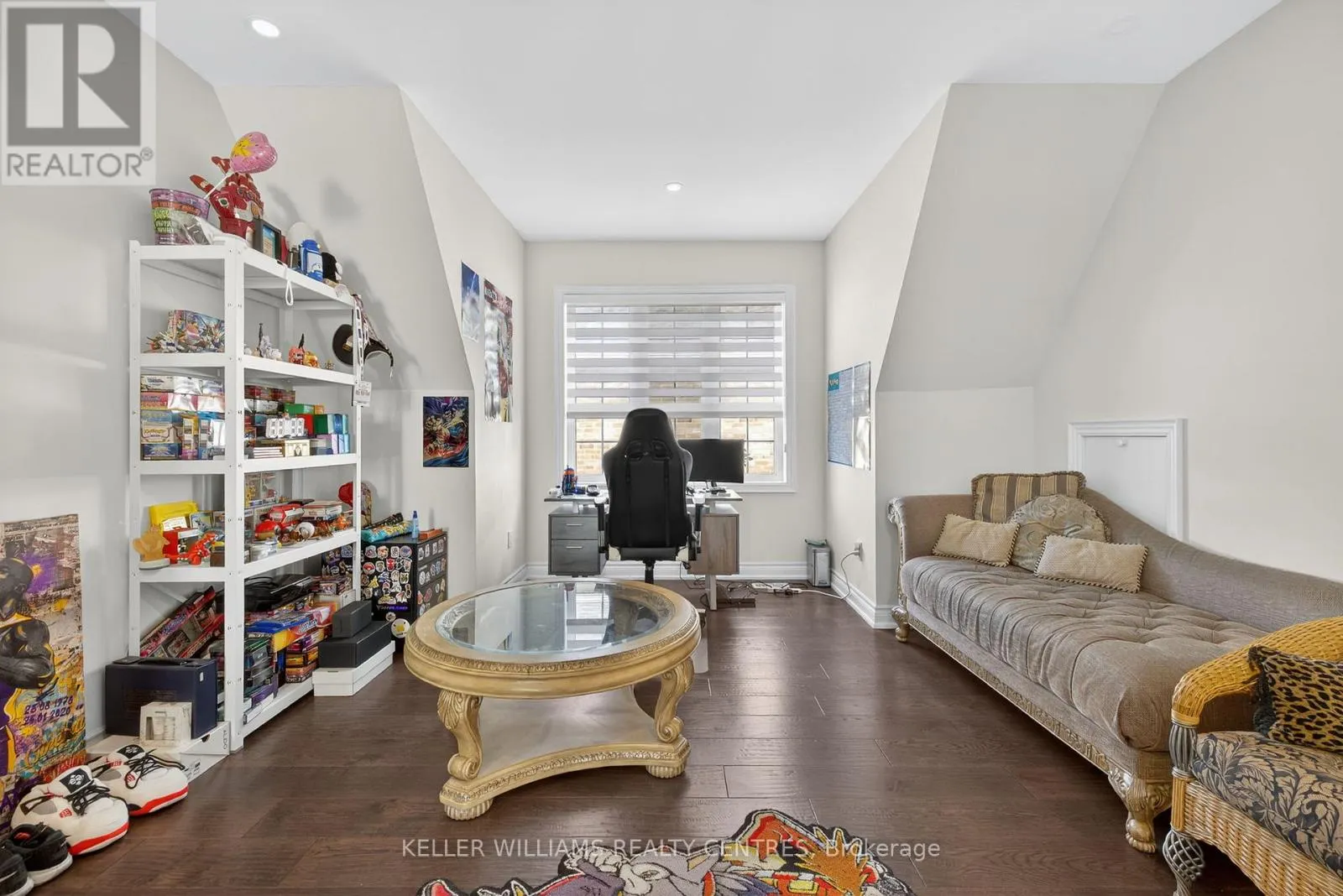 10 LARKIN AVENUE