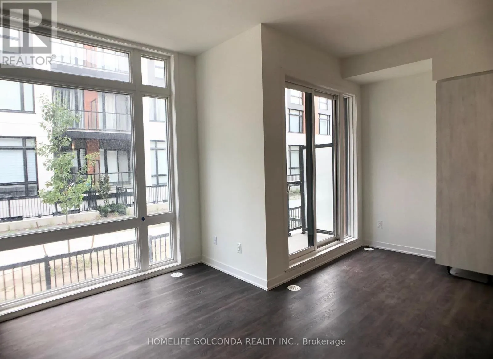 1121 - 12 DAVID EYER ROAD