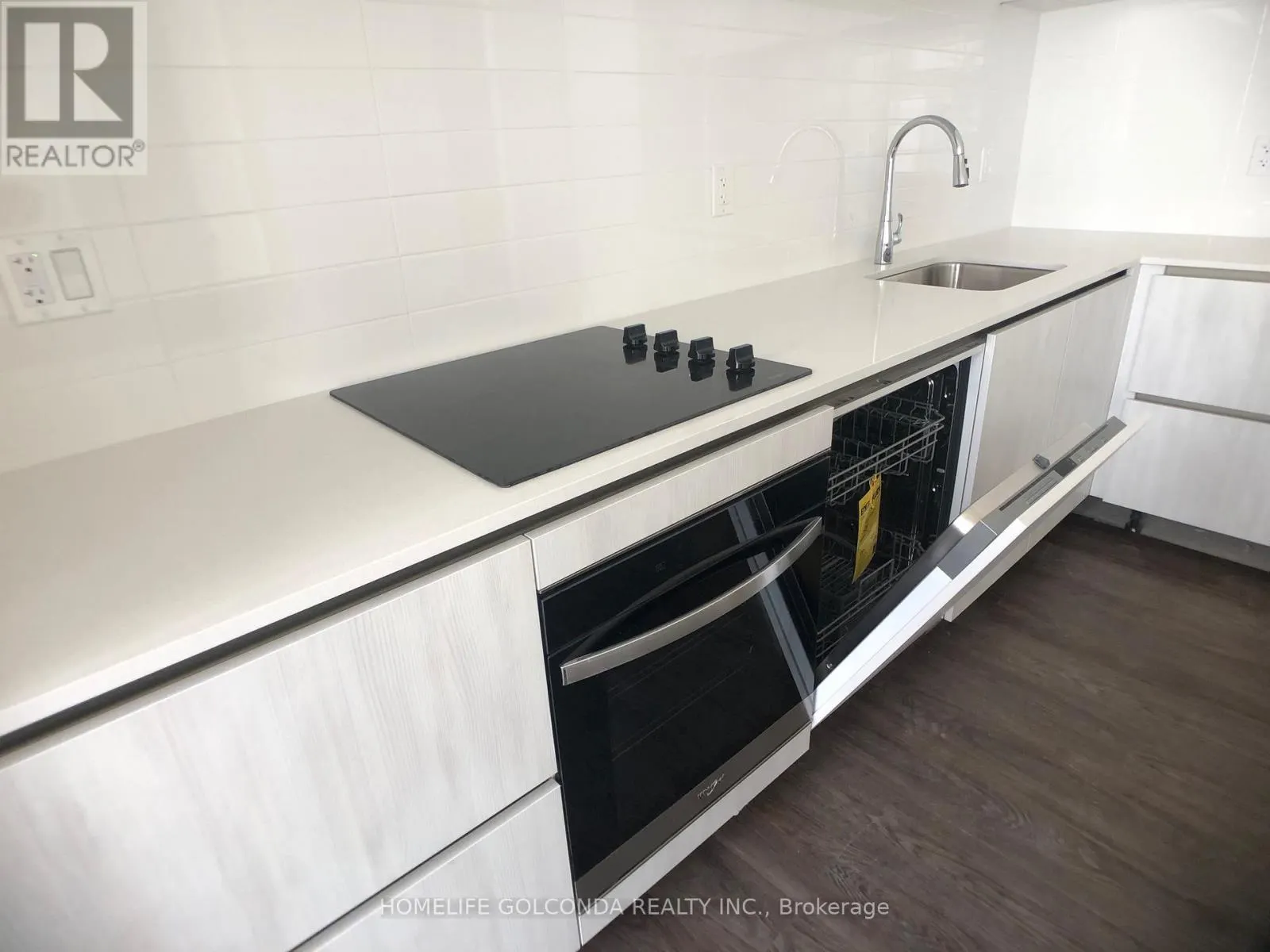 1121 - 12 DAVID EYER ROAD
