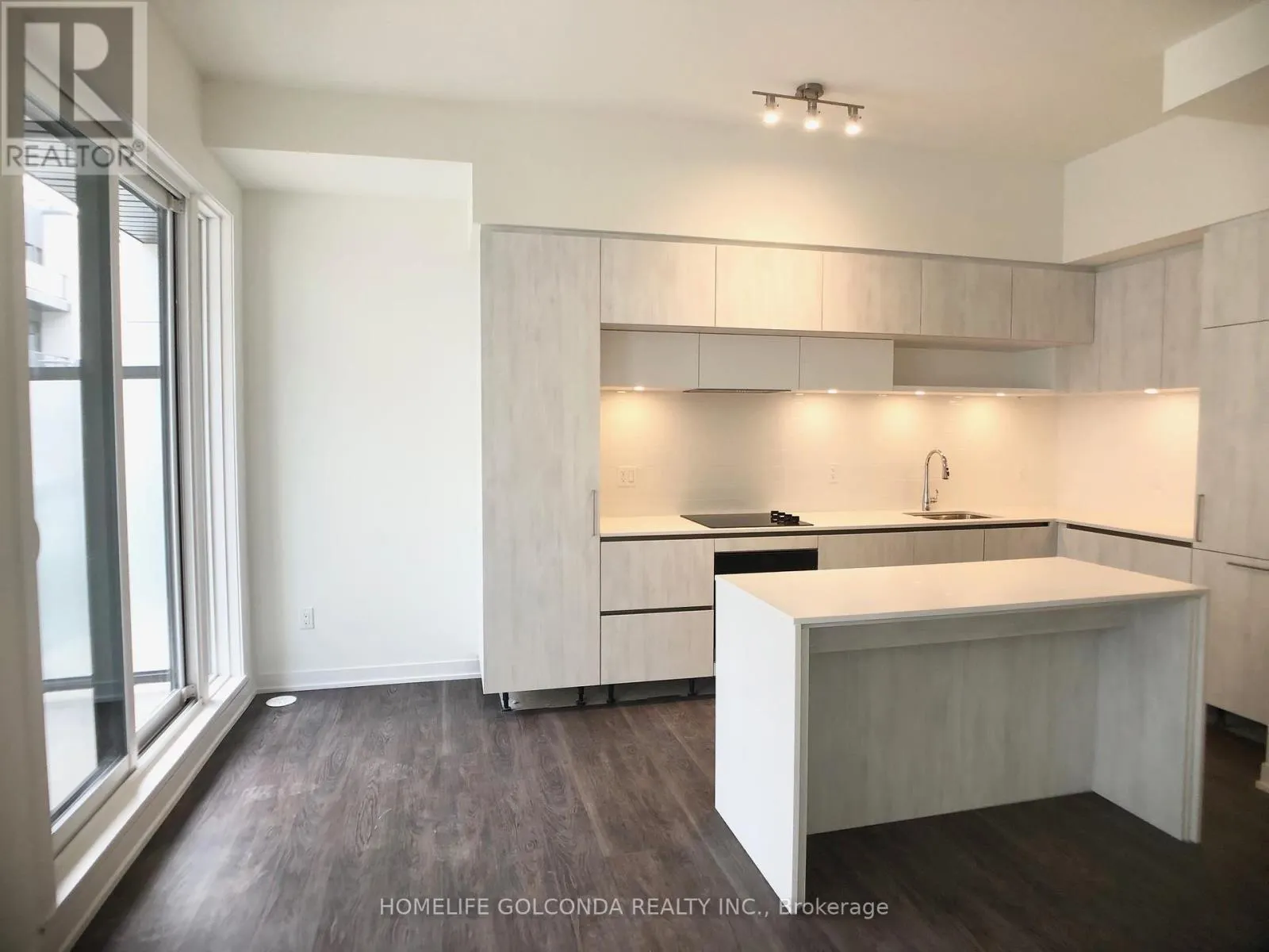 1121 - 12 DAVID EYER ROAD
