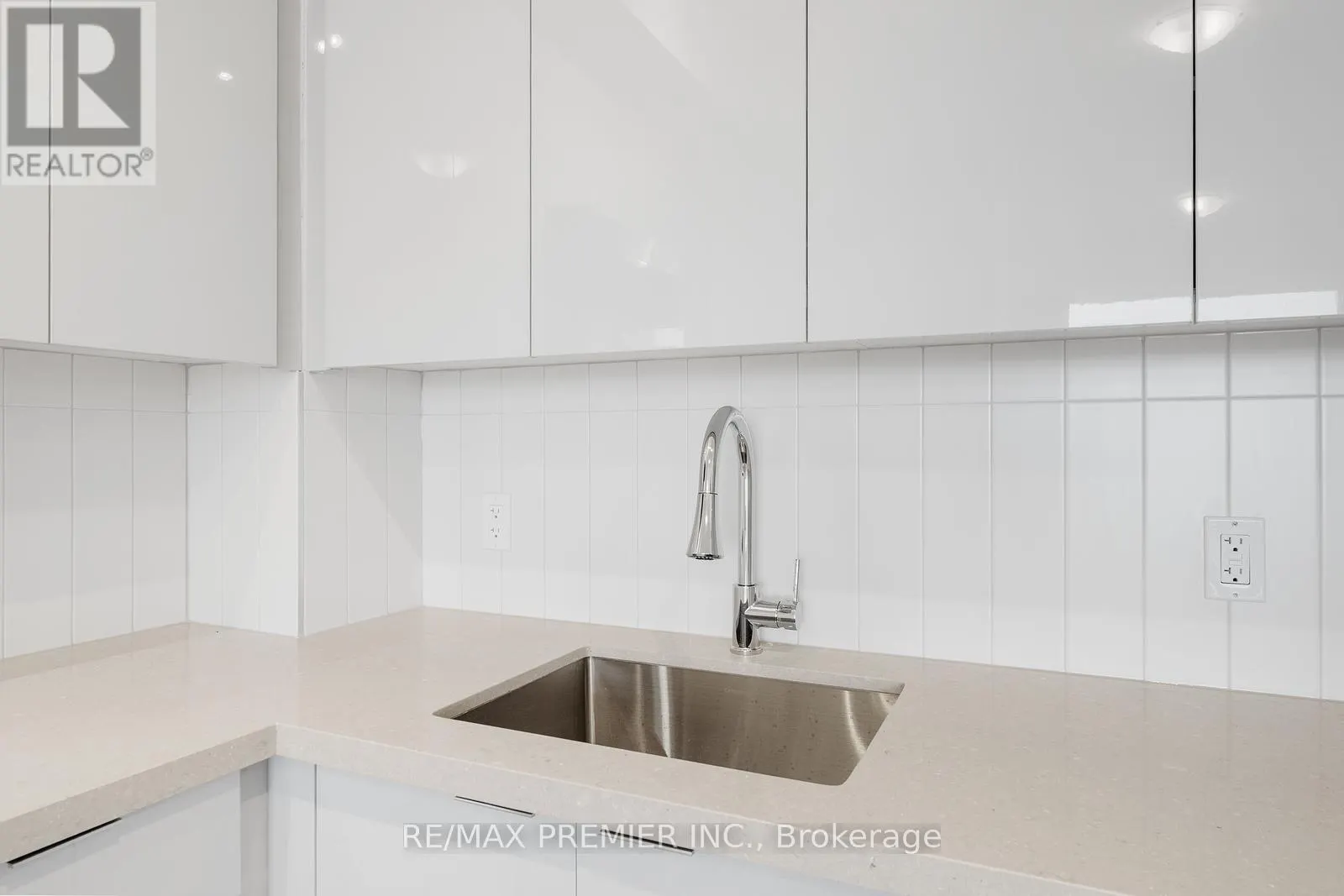 2209 - 474 CALDARI ROAD