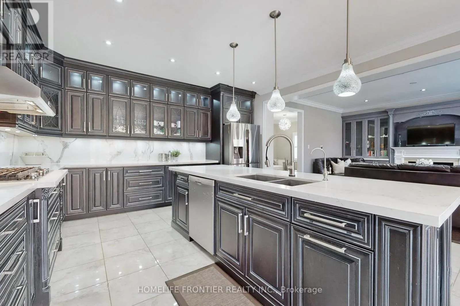 24 MANOR GLEN CRESCENT