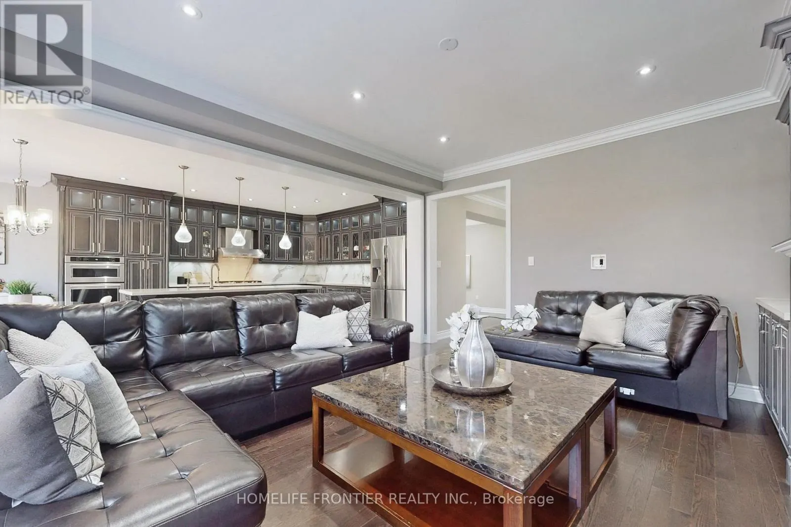 24 MANOR GLEN CRESCENT