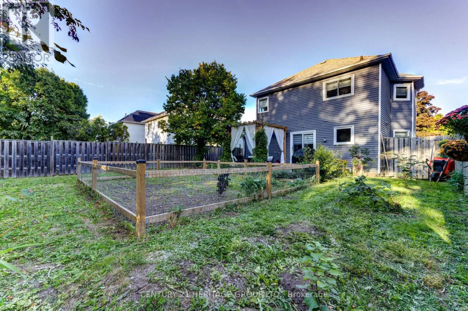 1900 APPLEWOOD AVENUE