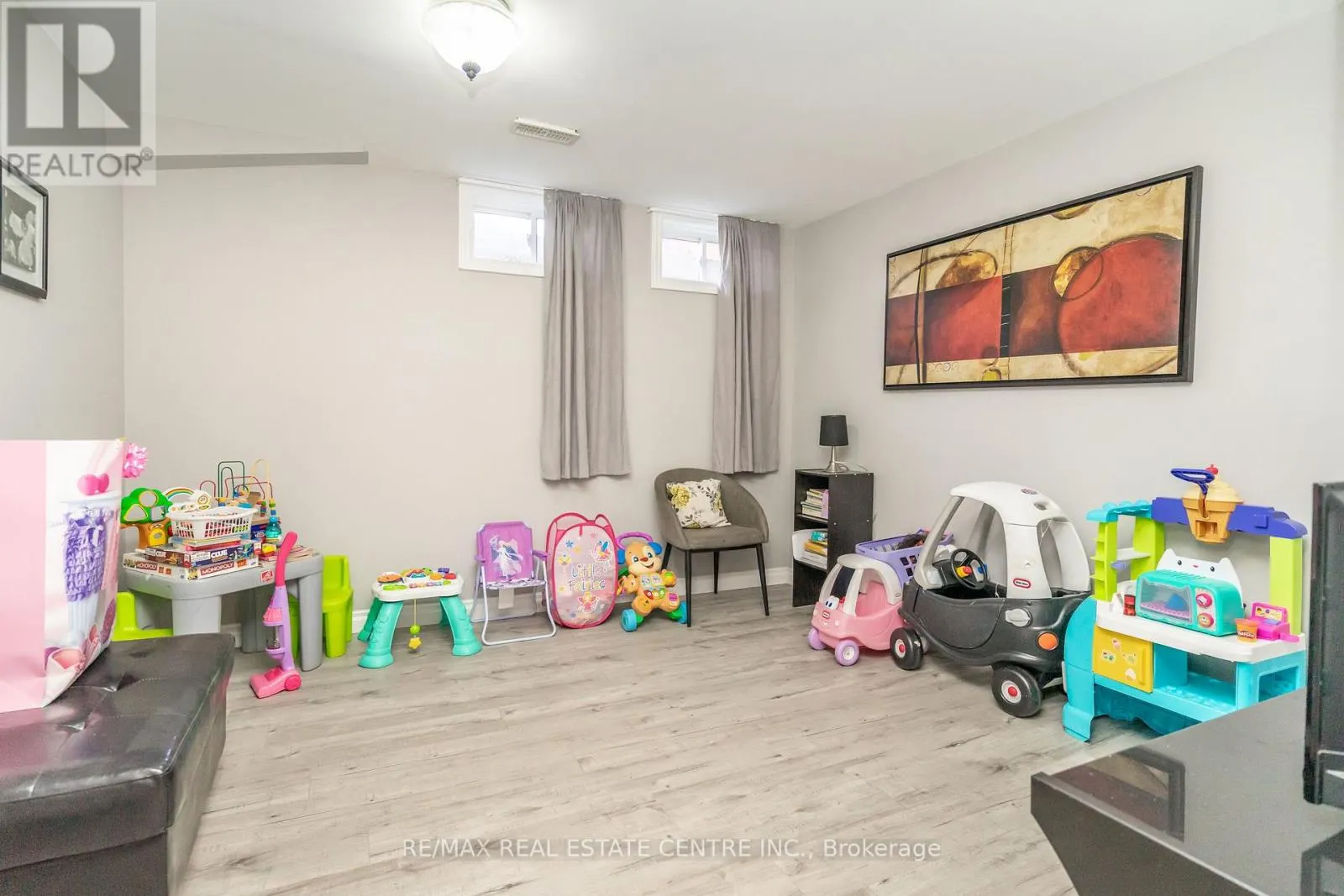 96 HENDERSON CRESCENT