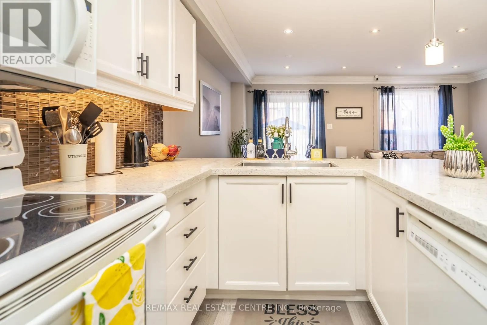96 HENDERSON CRESCENT
