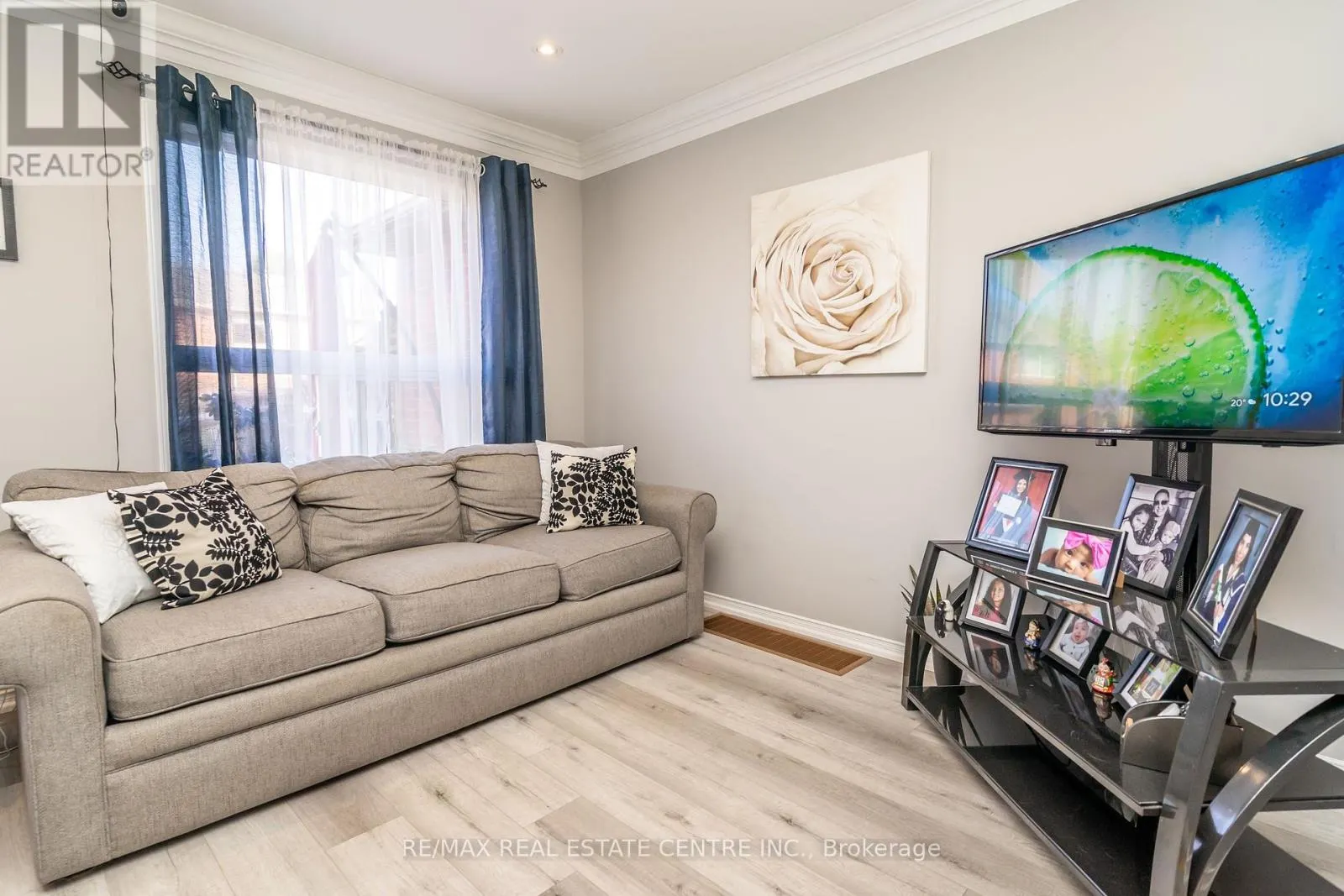 96 HENDERSON CRESCENT