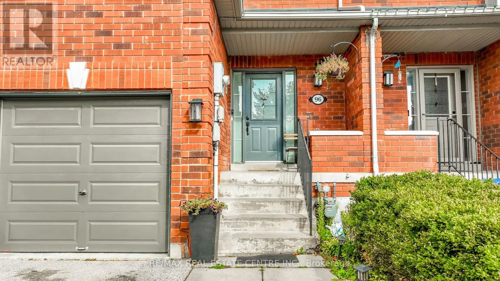 96 HENDERSON CRESCENT