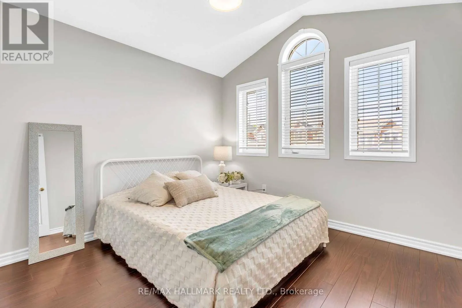 56 WESTCLIFFE CRESCENT