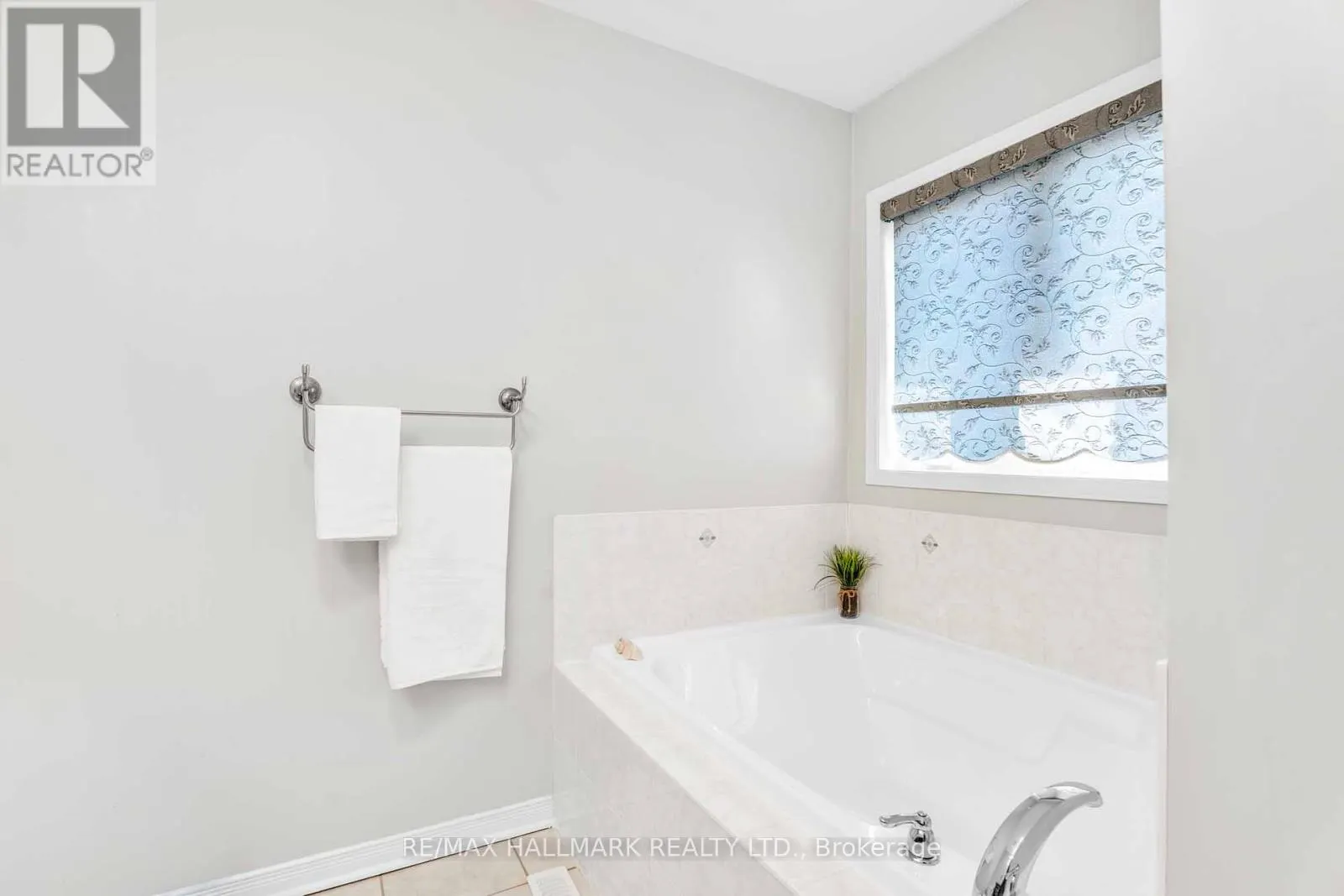 56 WESTCLIFFE CRESCENT