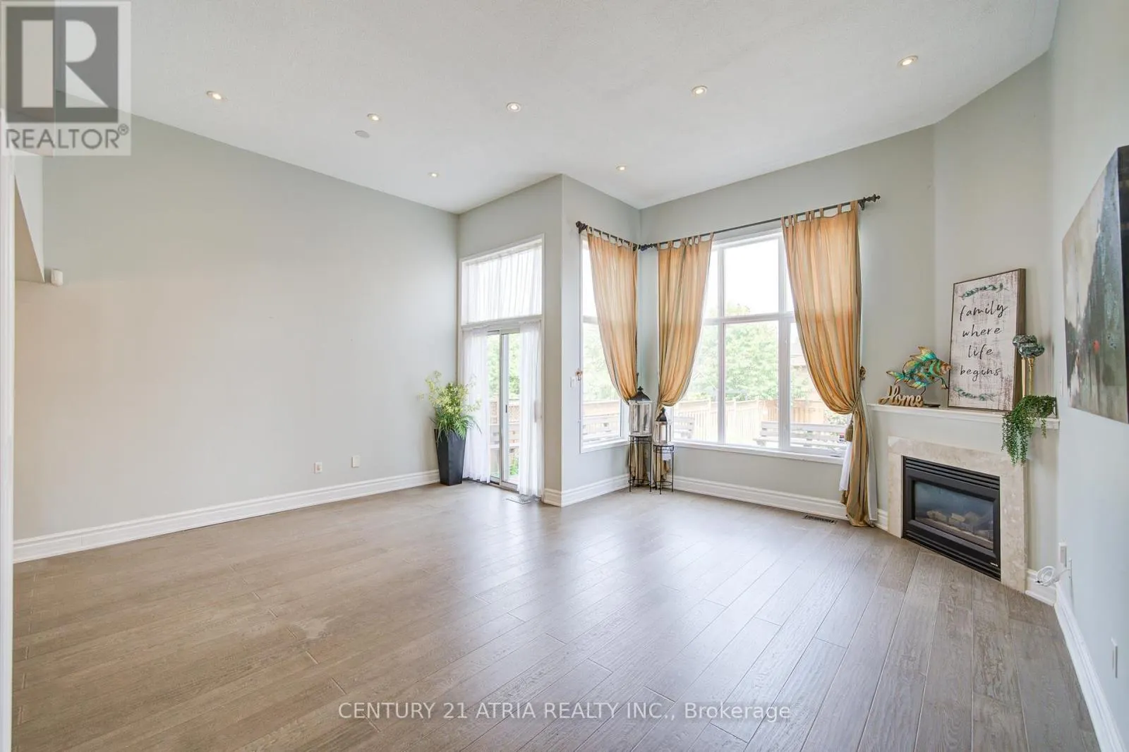 22 PENINSULA CRESCENT