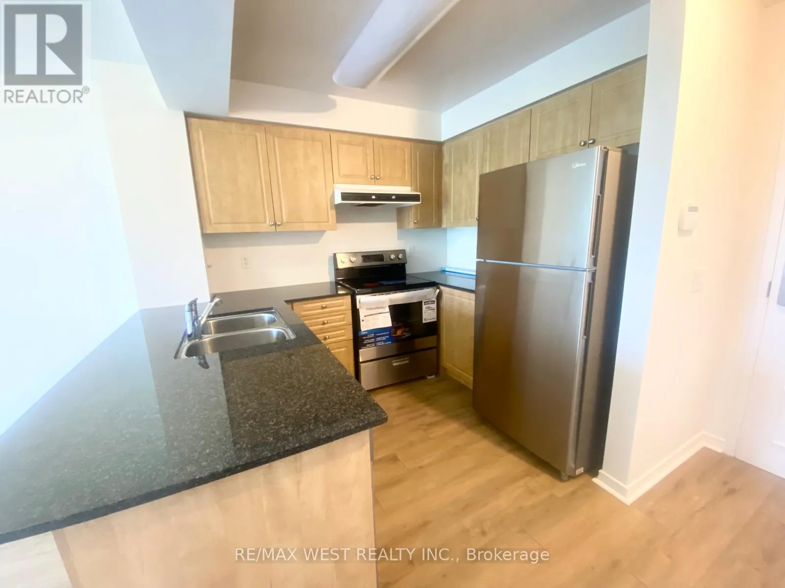 512 - 330 RED MAPLE ROAD W