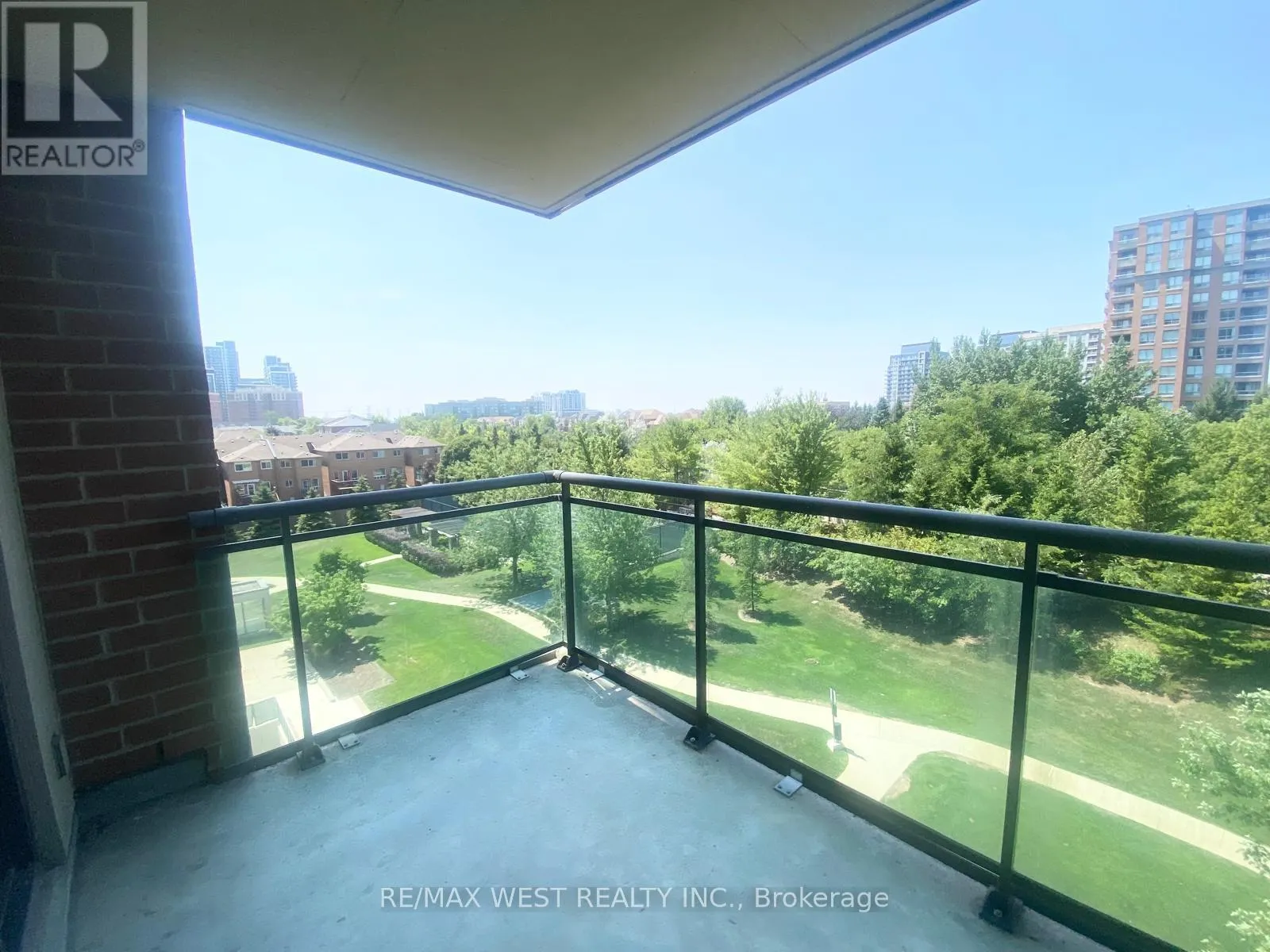 512 - 330 RED MAPLE ROAD W
