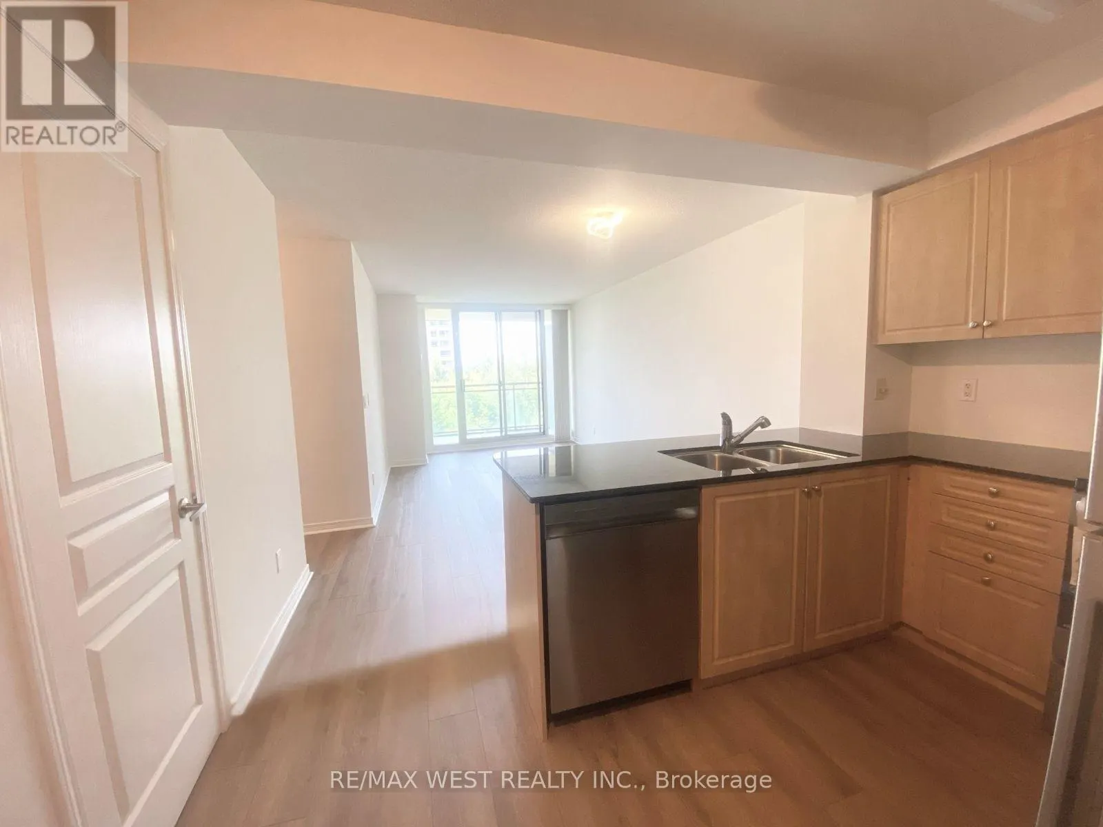 512 - 330 RED MAPLE ROAD W