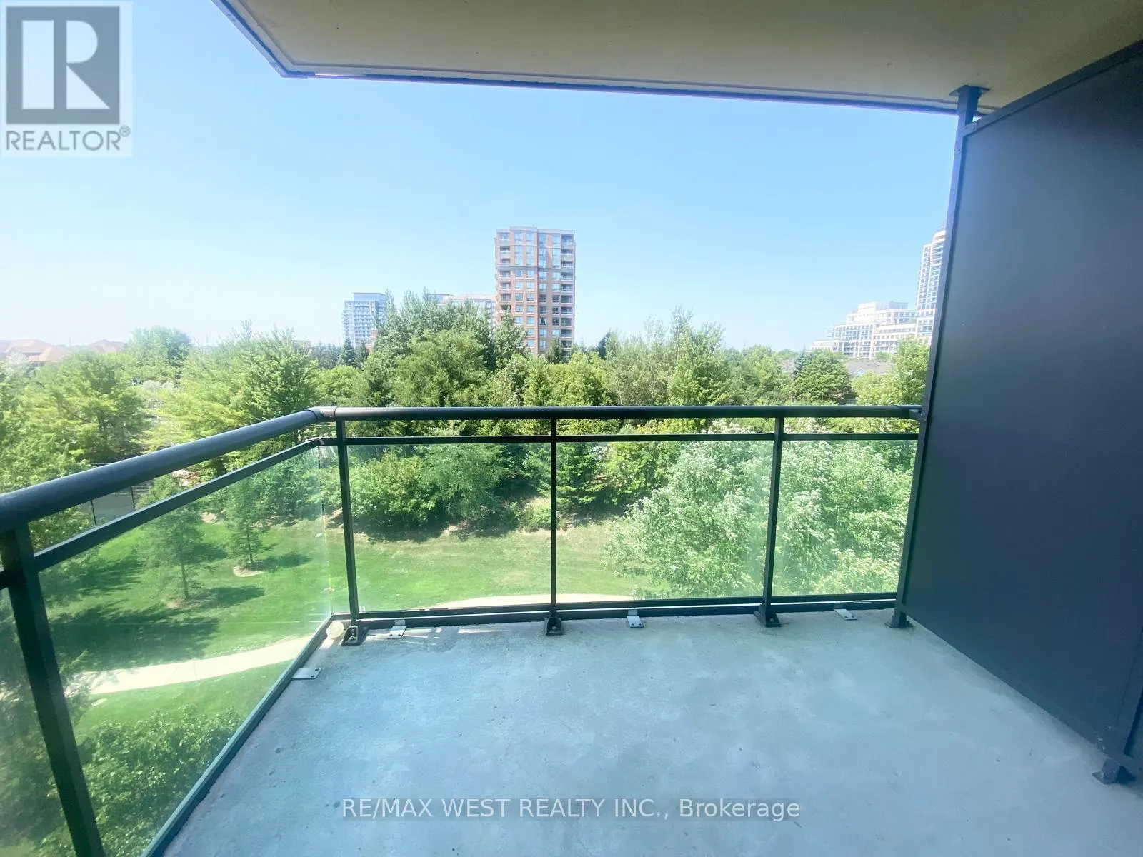 512 - 330 RED MAPLE ROAD W