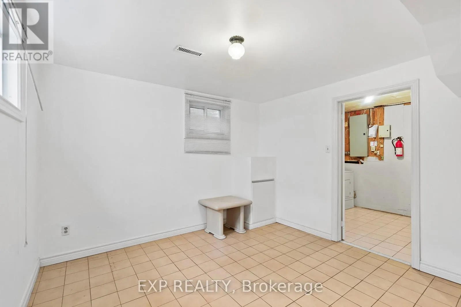 17 GORDON ROWE CRESCENT