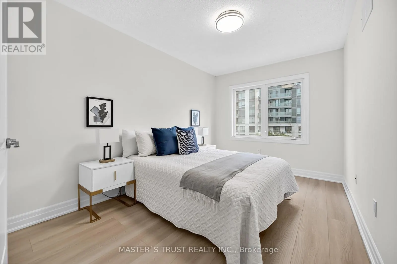 27 BEVERLEY GLEN BOULEVARD