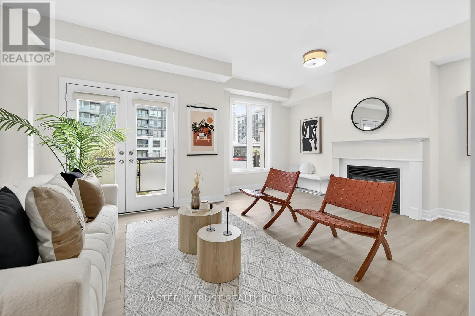 27 BEVERLEY GLEN BOULEVARD