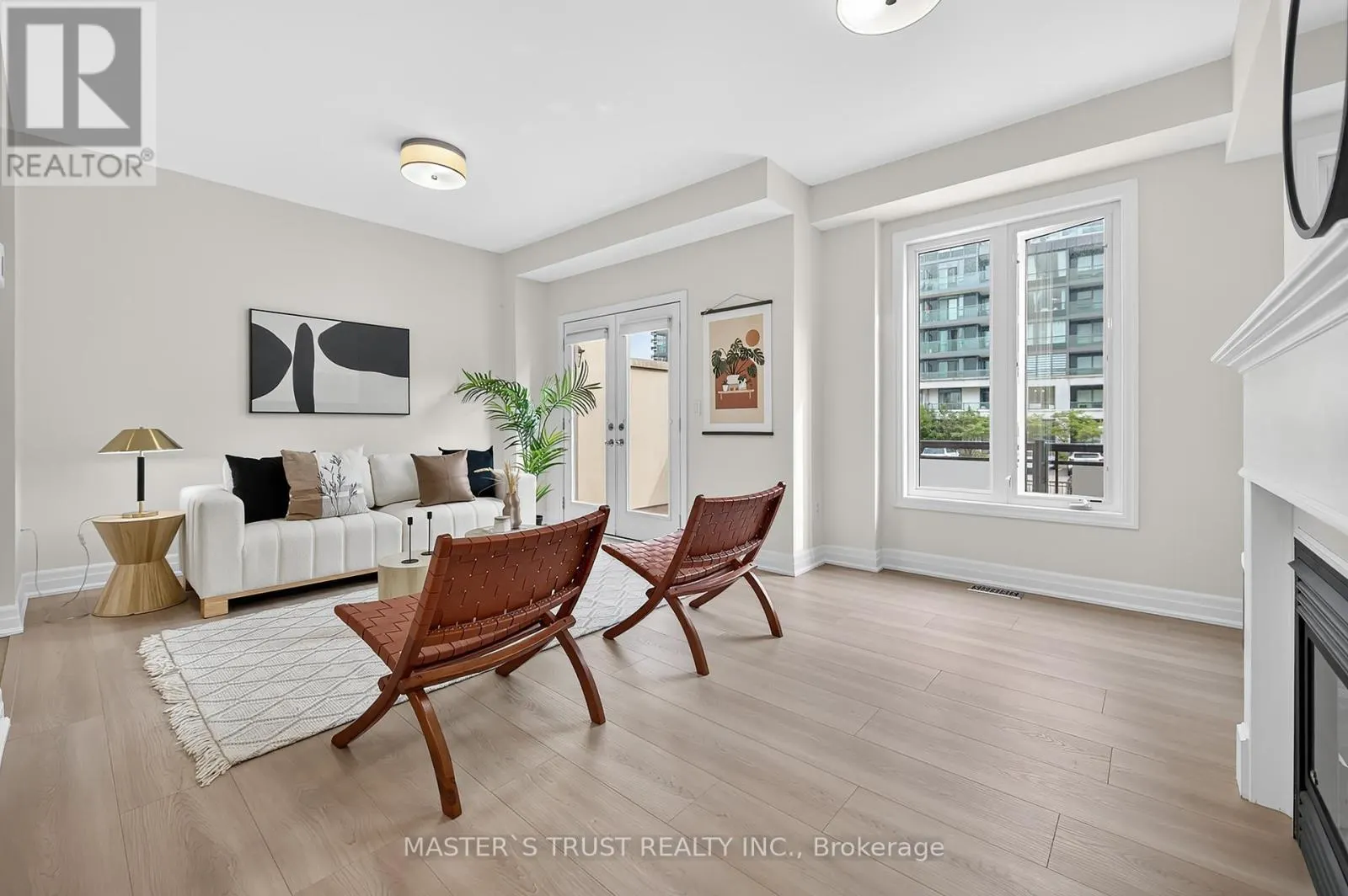 27 BEVERLEY GLEN BOULEVARD