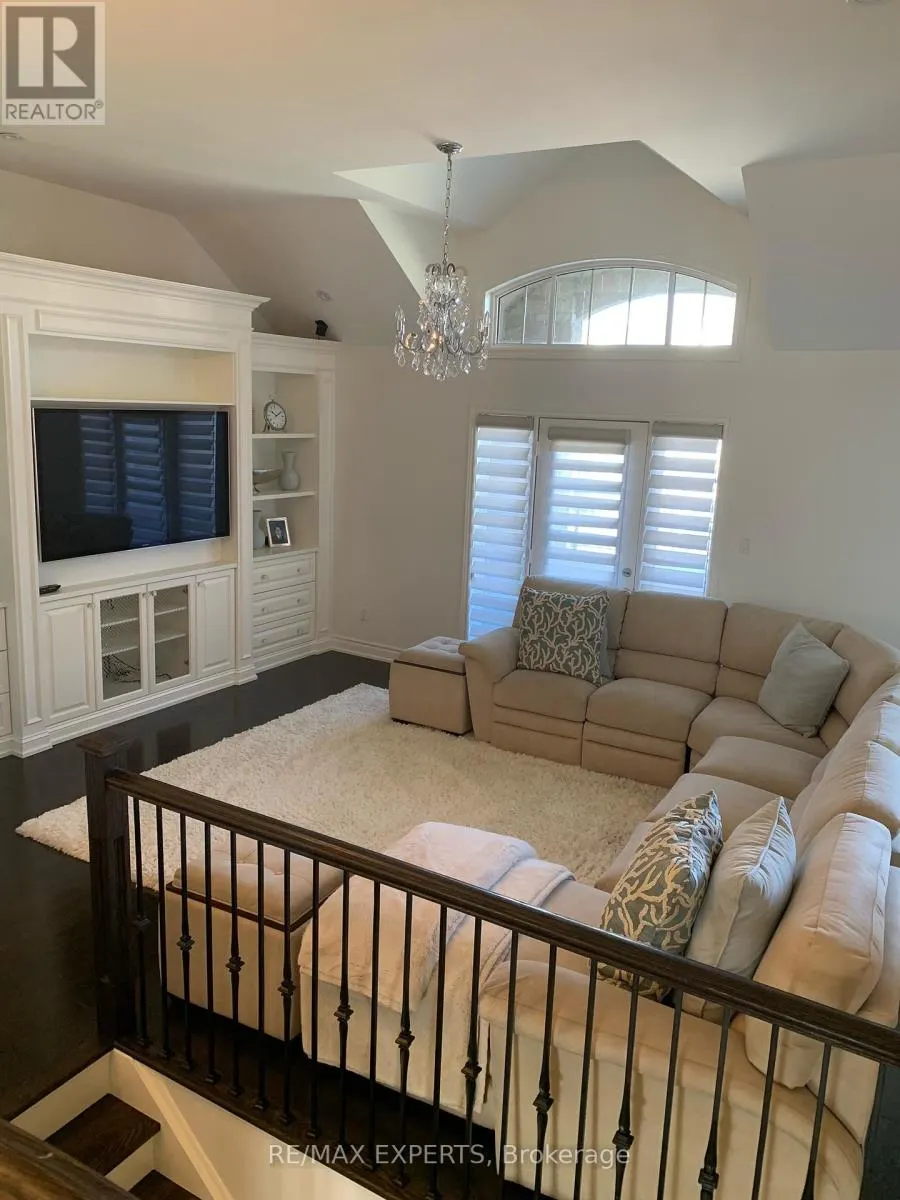 87 ISHERWOOD CRESCENT