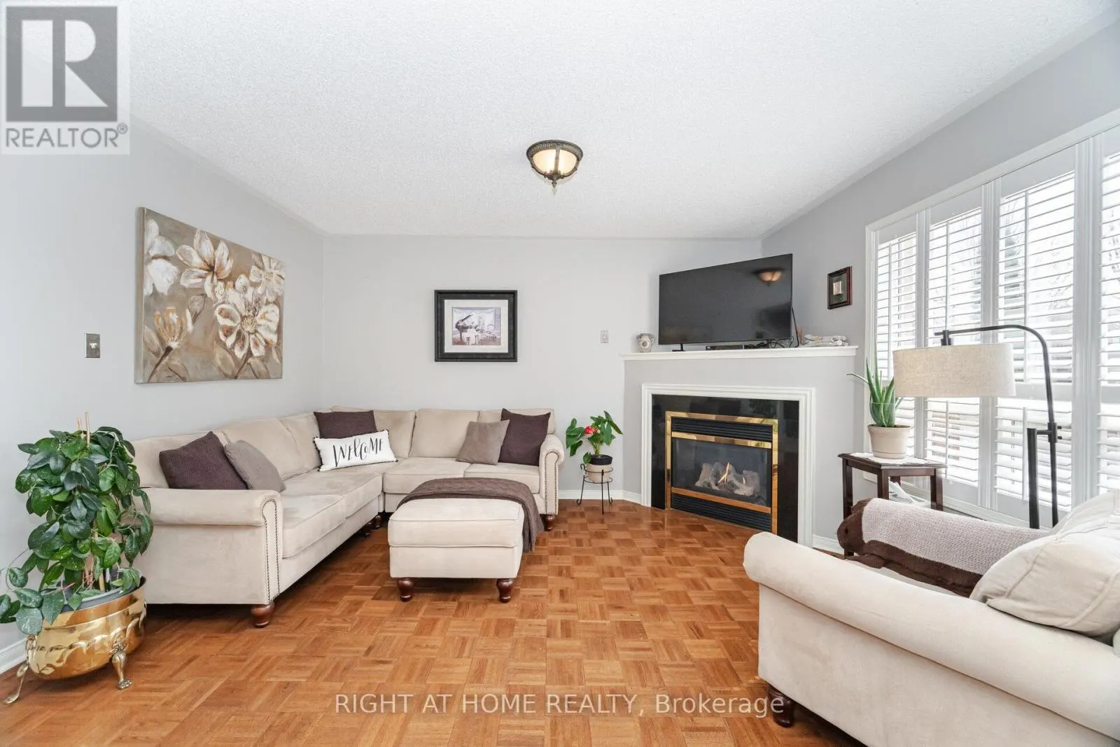 910 OAKTREE CRESCENT