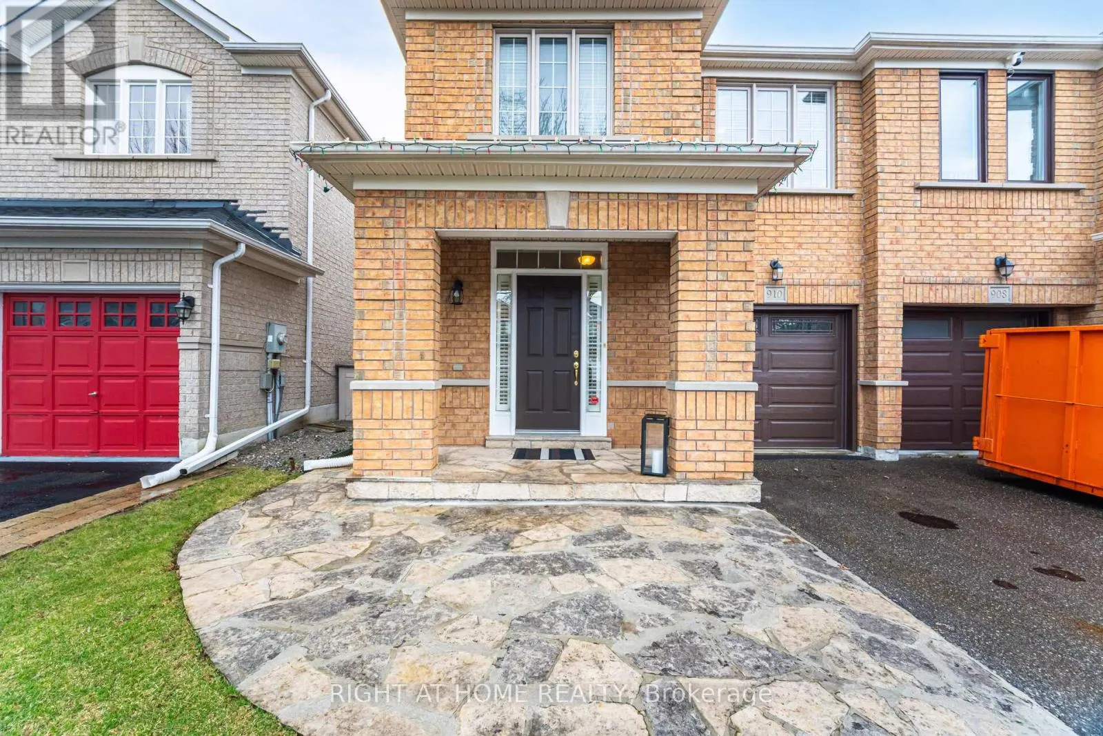 910 OAKTREE CRESCENT