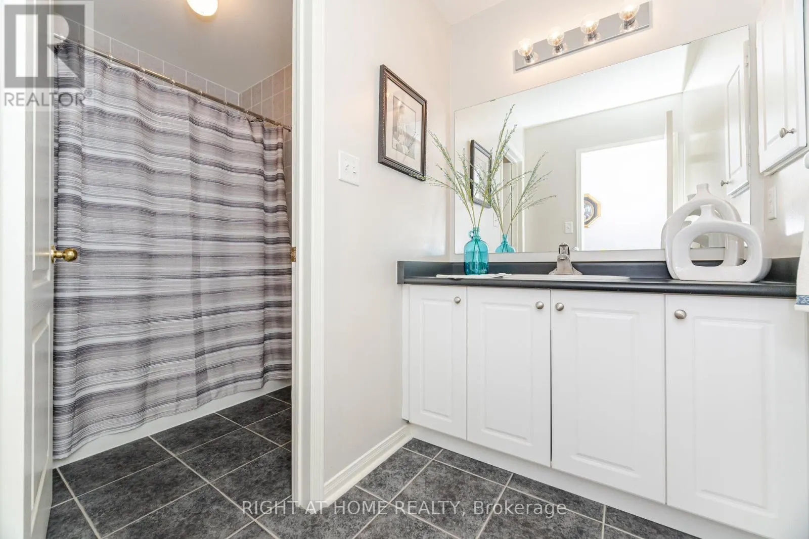 910 OAKTREE CRESCENT