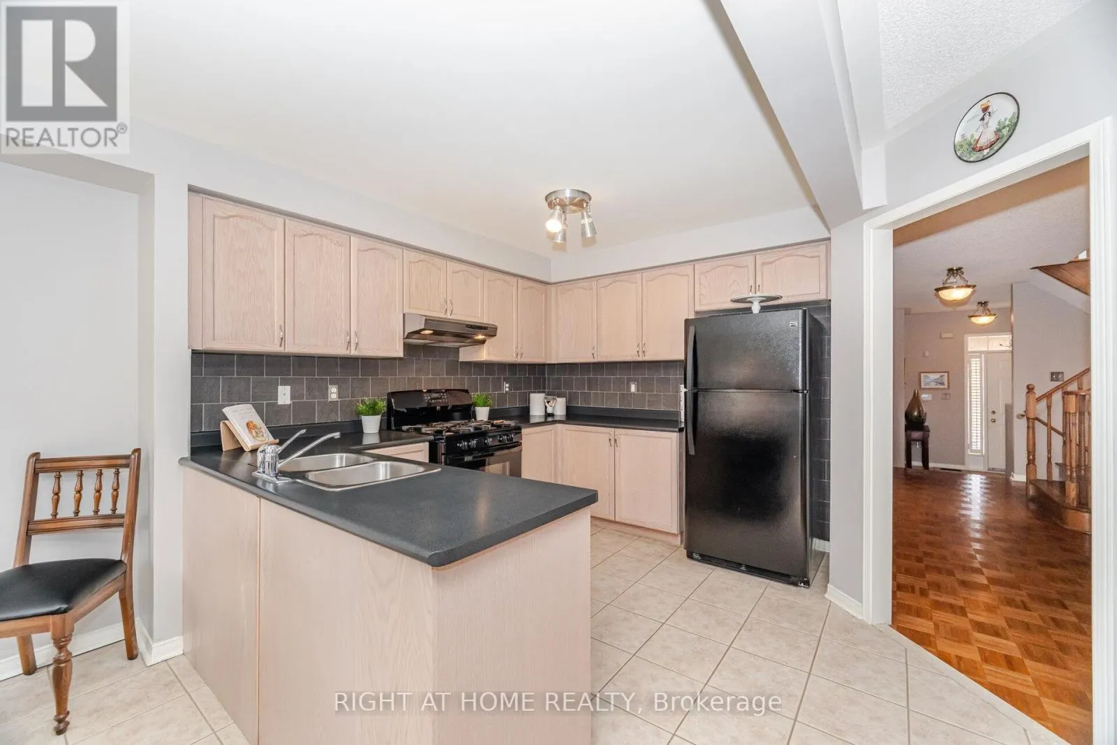 910 OAKTREE CRESCENT
