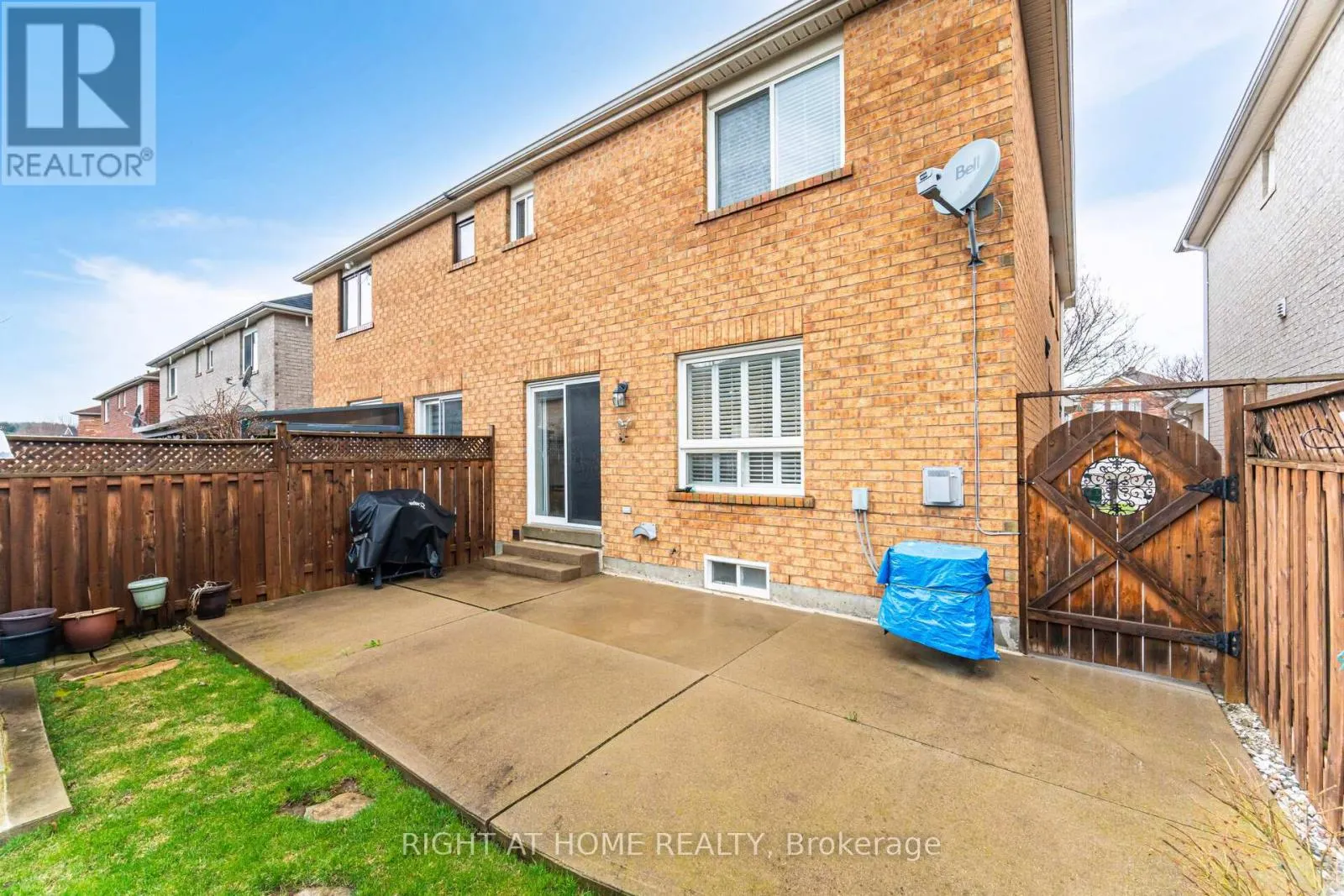 910 OAKTREE CRESCENT