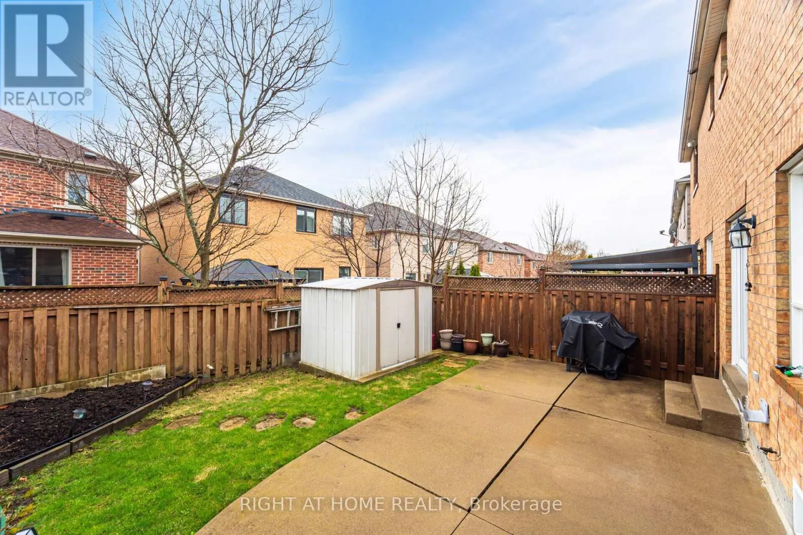 910 OAKTREE CRESCENT