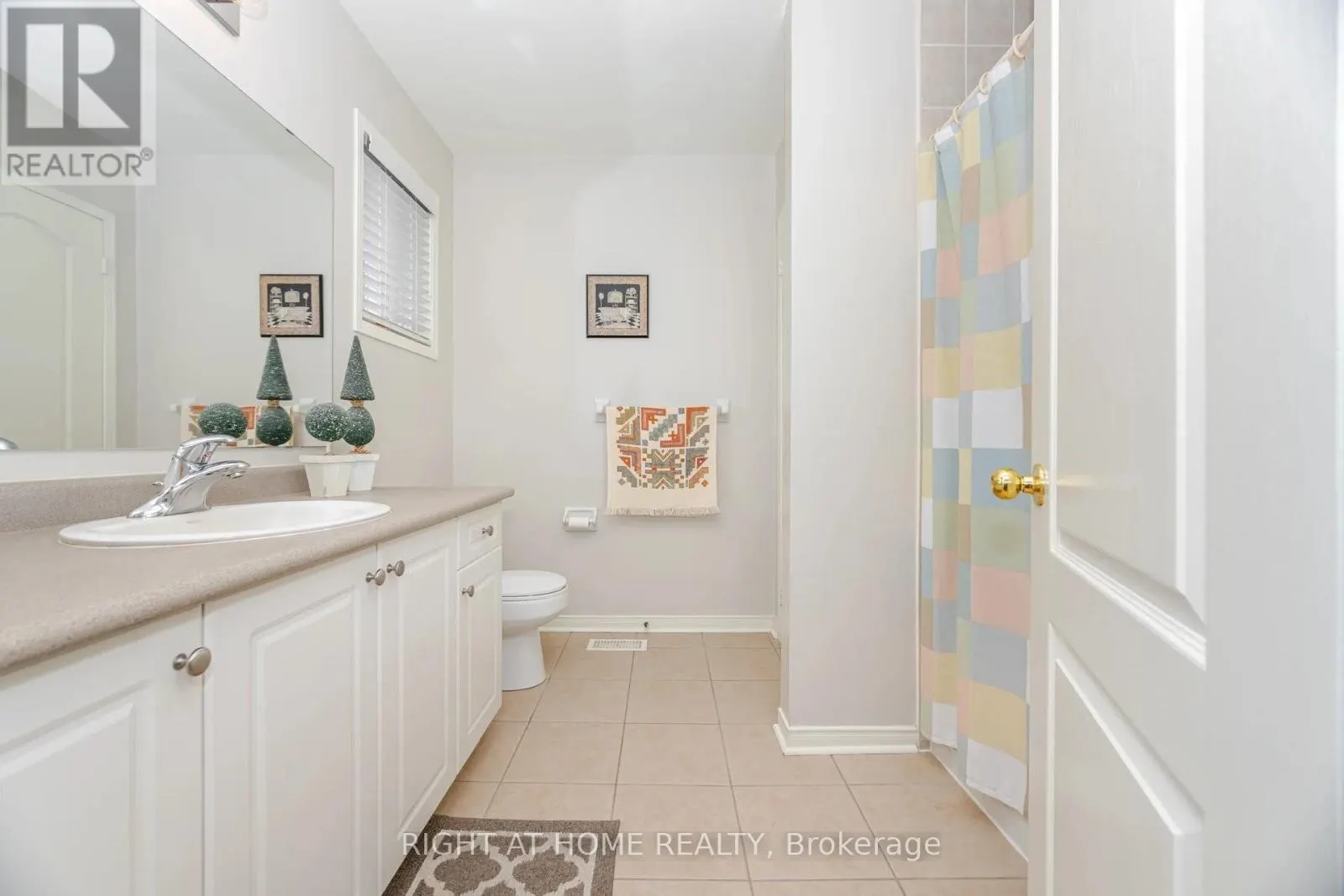 910 OAKTREE CRESCENT