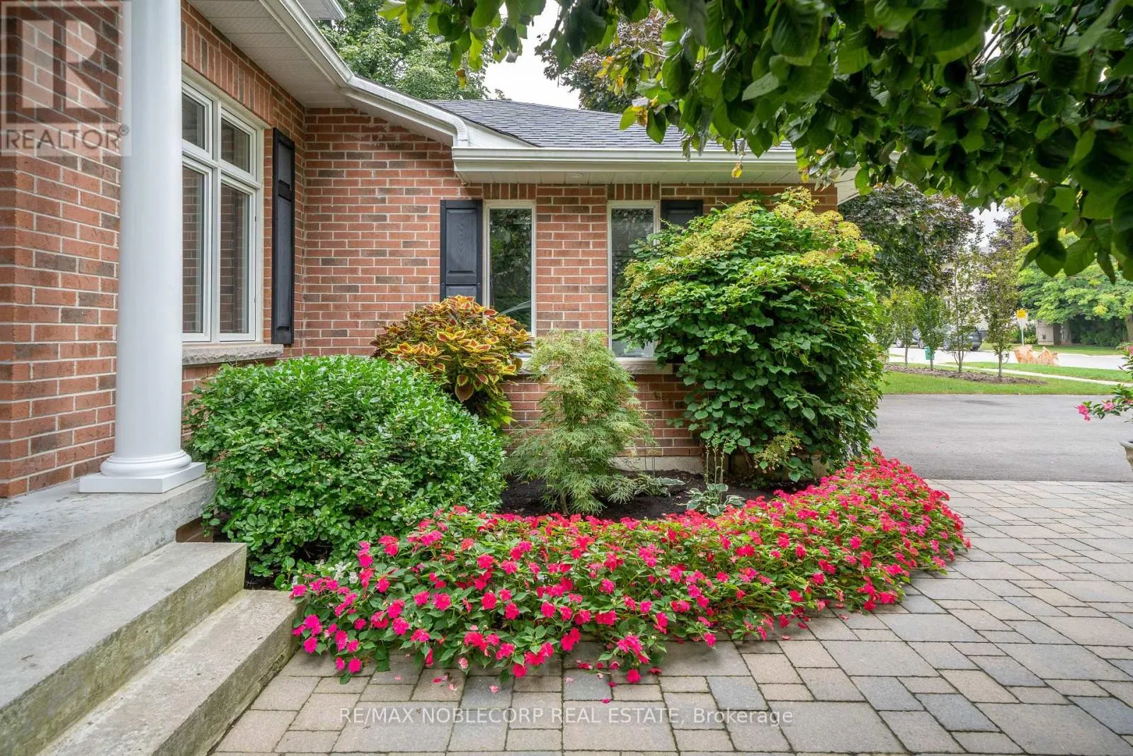 19 STOCKDALE CRESCENT