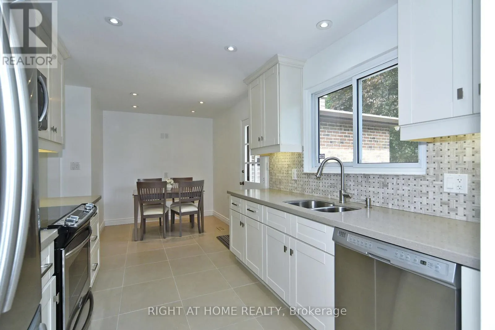 102 ROMFIELD CIRCUIT