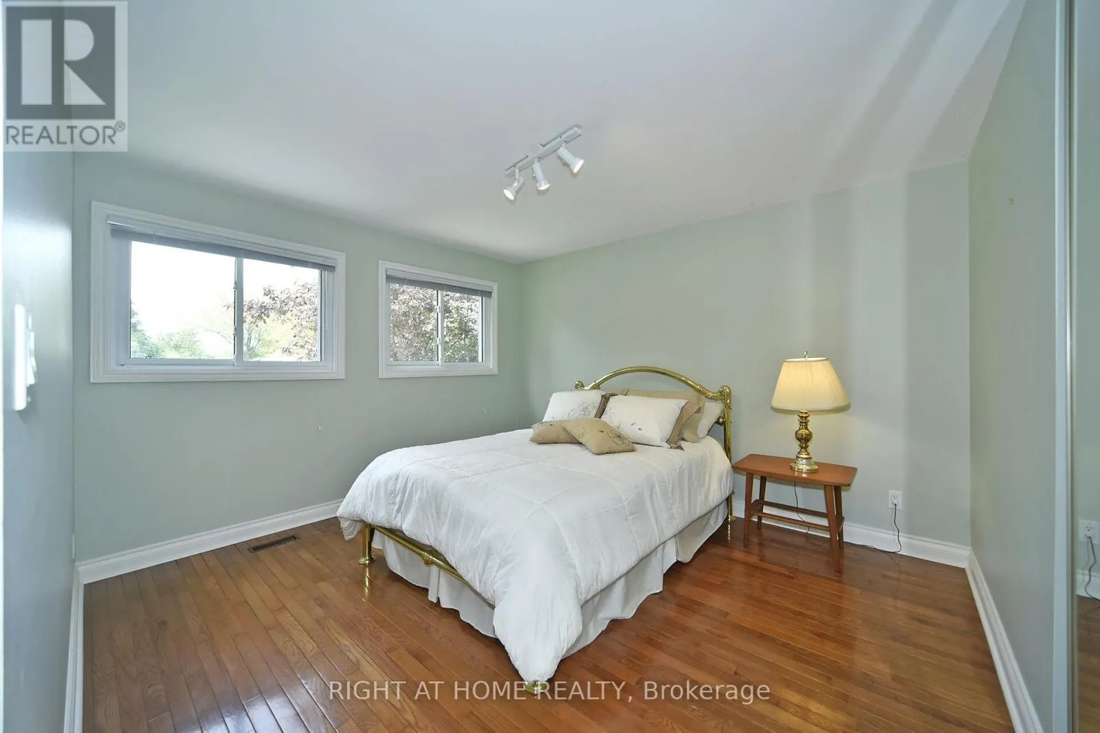 102 ROMFIELD CIRCUIT