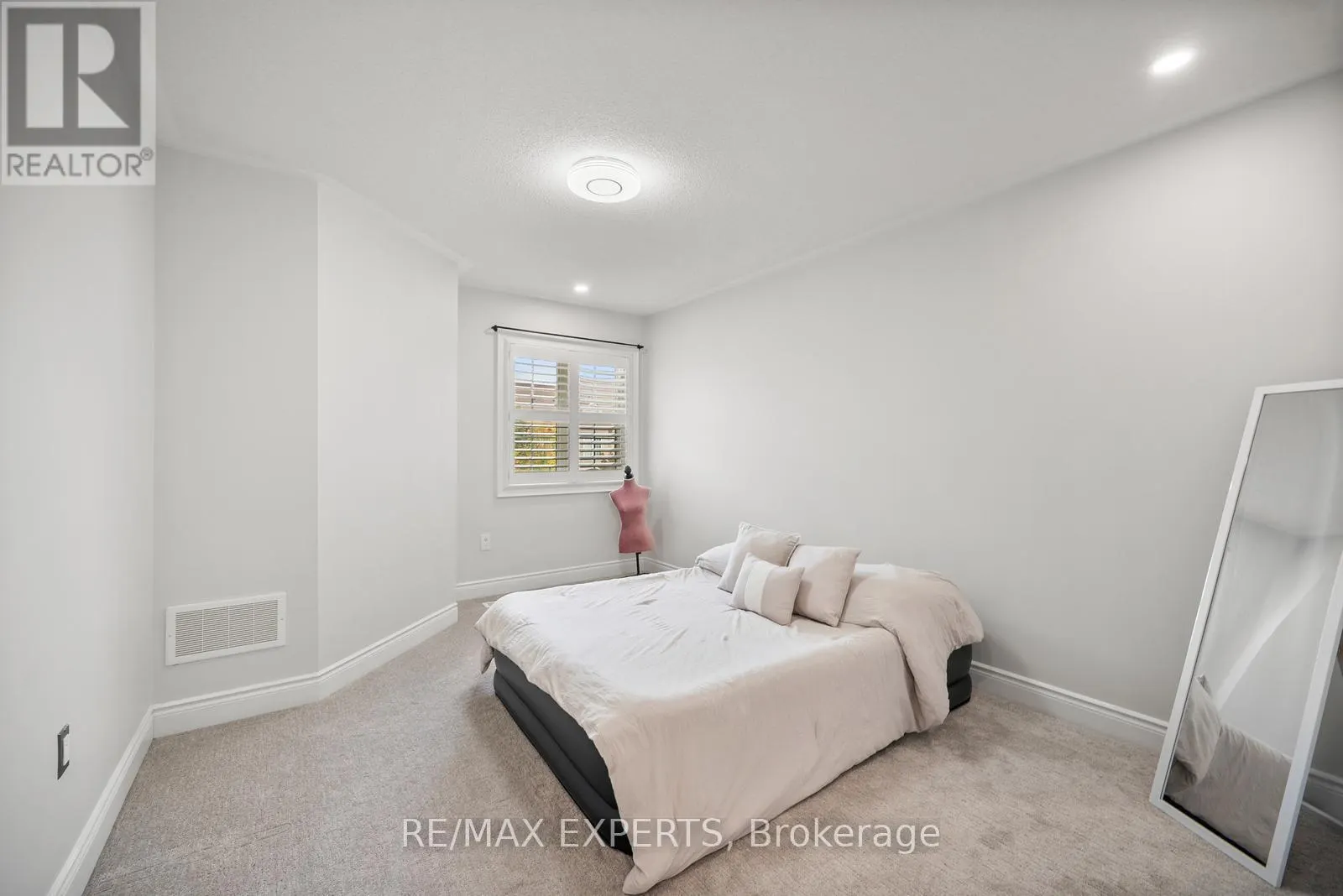 24 SEDGEWICK PLACE