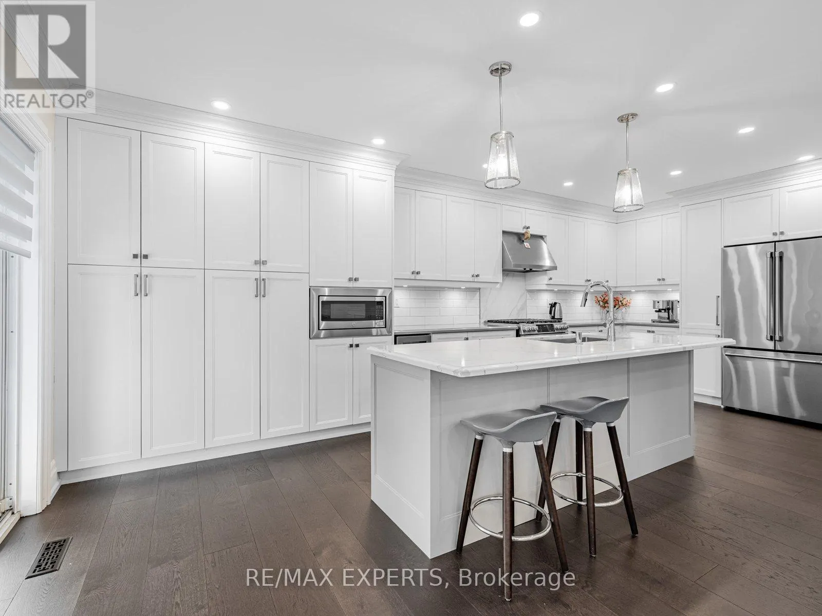 6 LOOKOUT POINT COURT