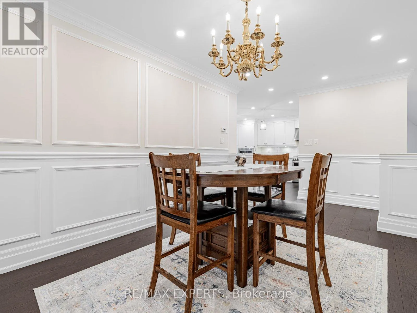 6 LOOKOUT POINT COURT