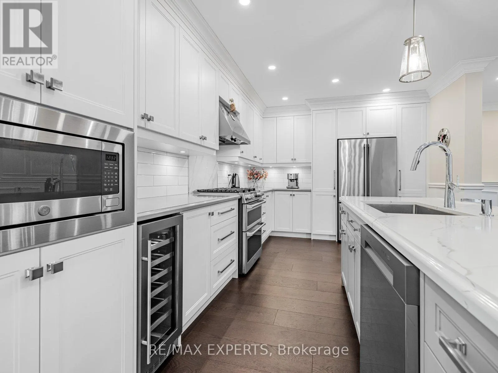 6 LOOKOUT POINT COURT