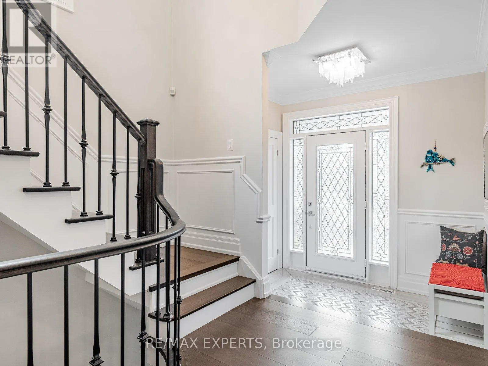 6 LOOKOUT POINT COURT