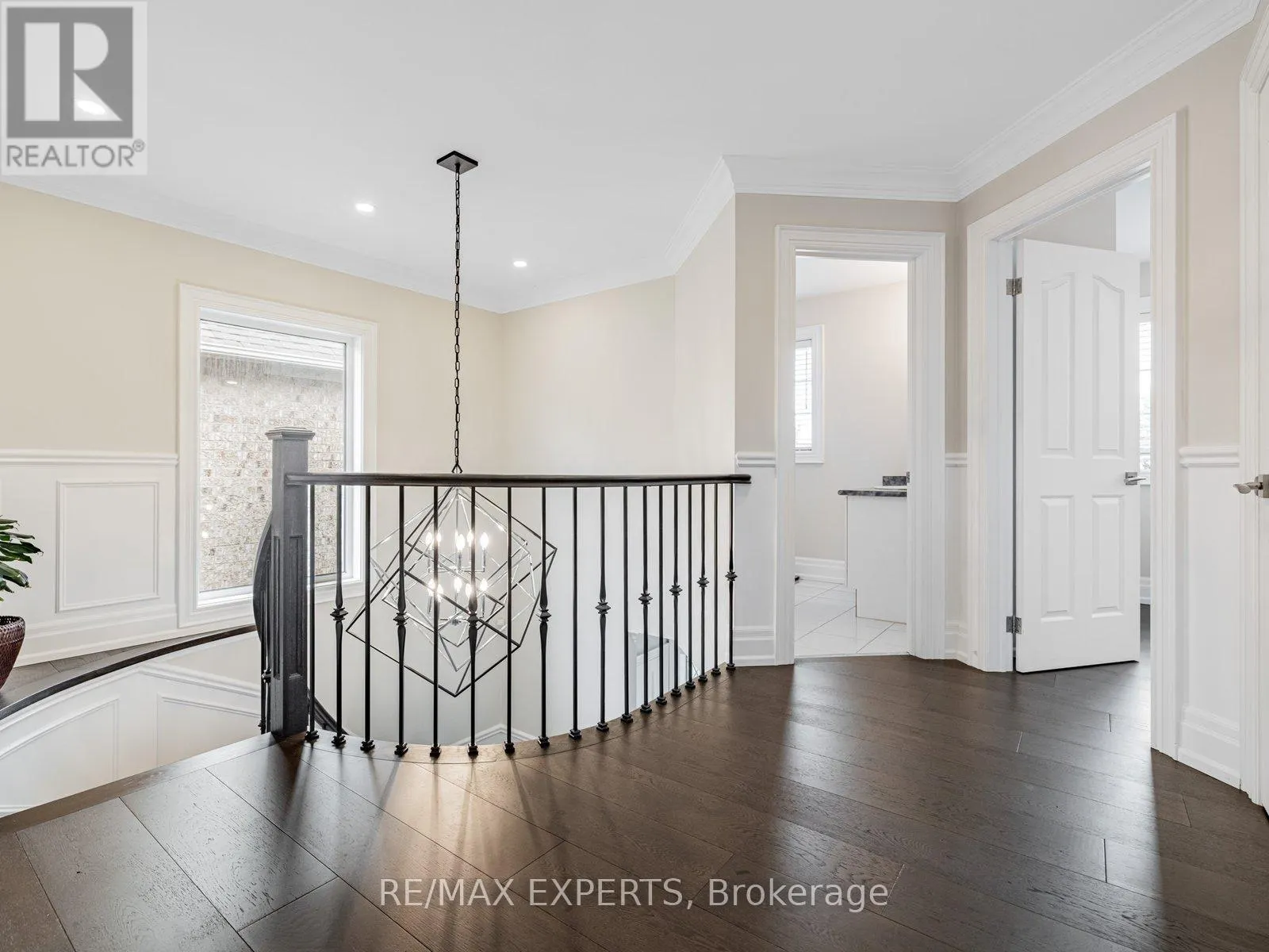 6 LOOKOUT POINT COURT